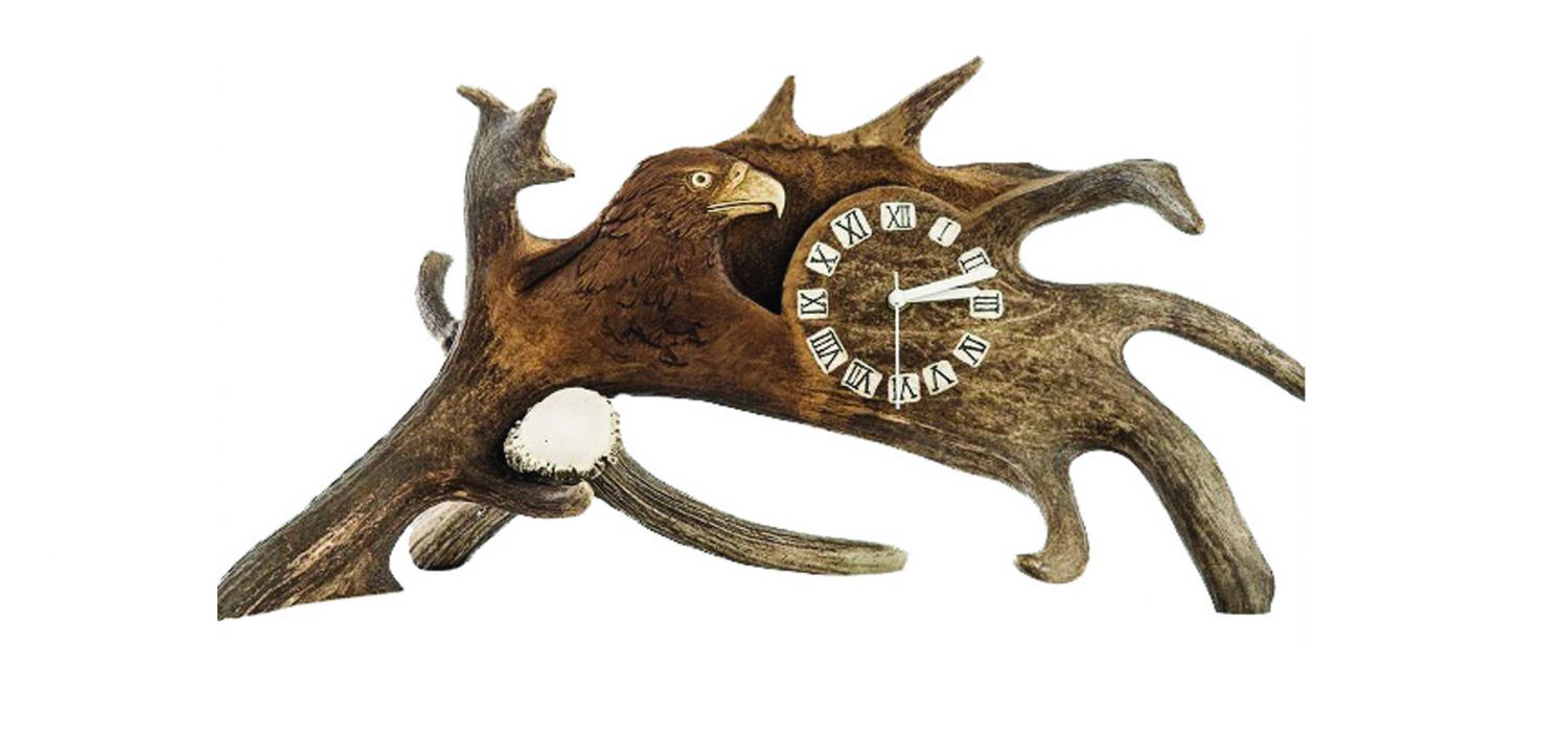 Часы вмонтированые в рог лани с гравировкой орла.