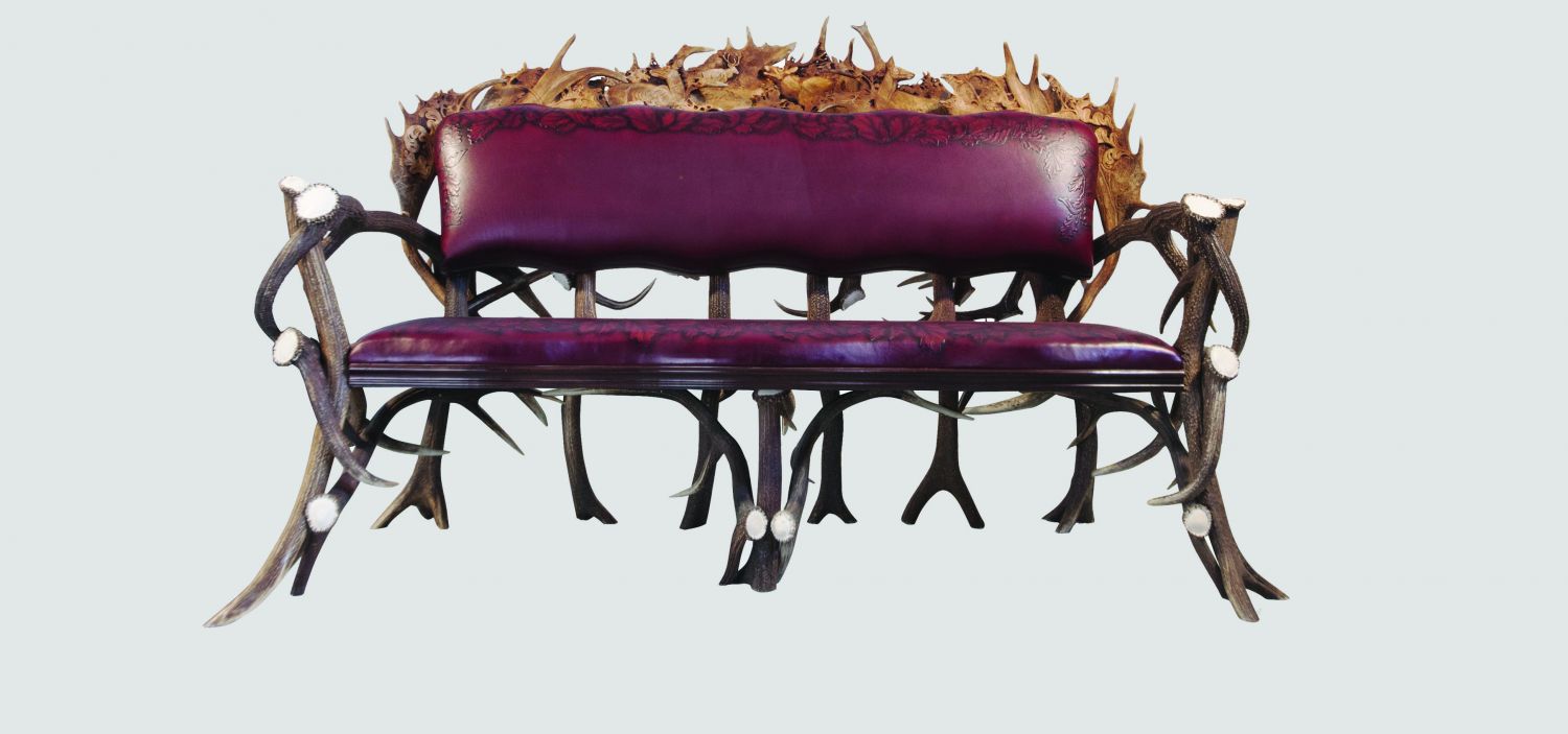 Шикарняй трехместный диван из рогов выполнен из рогов оленя и лани. Комфортно разместятся три человека.
