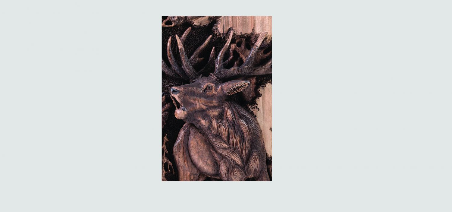 Картина - резьба по дереву с мотивом оленей