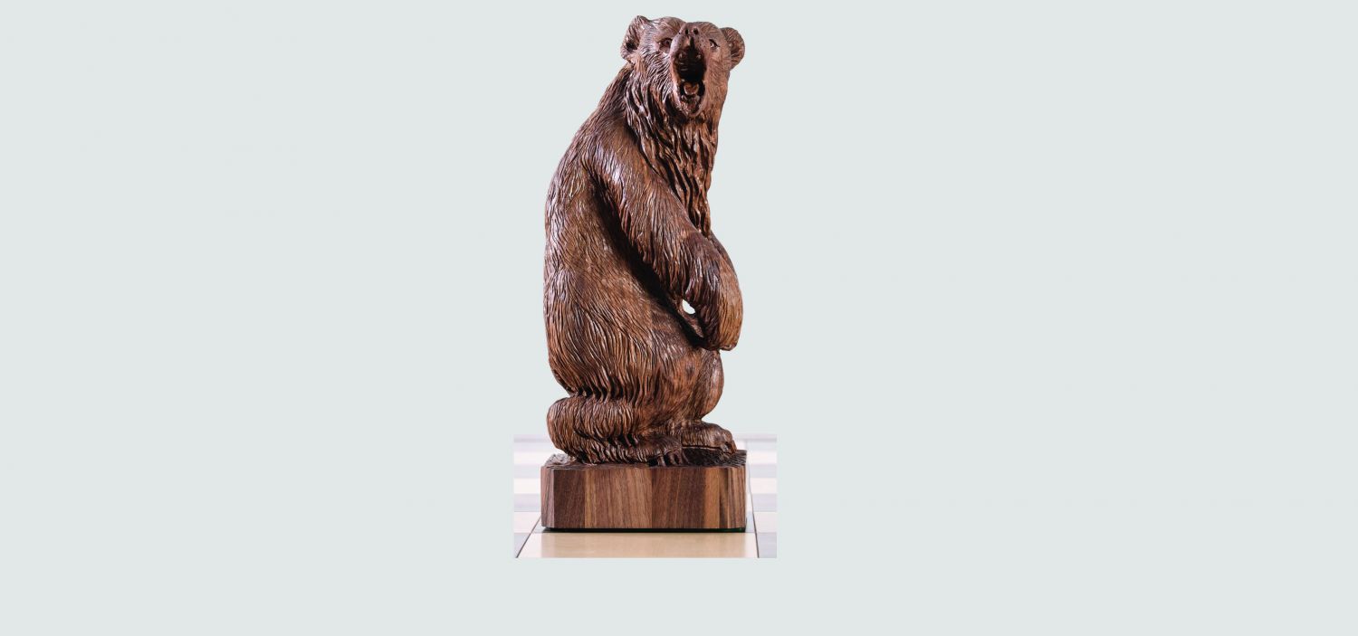 Фигура медведя на шахматах ручной работы