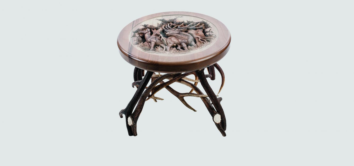 Круглый кофейный столик с глубокой резбой по дереву с ножками из рогов