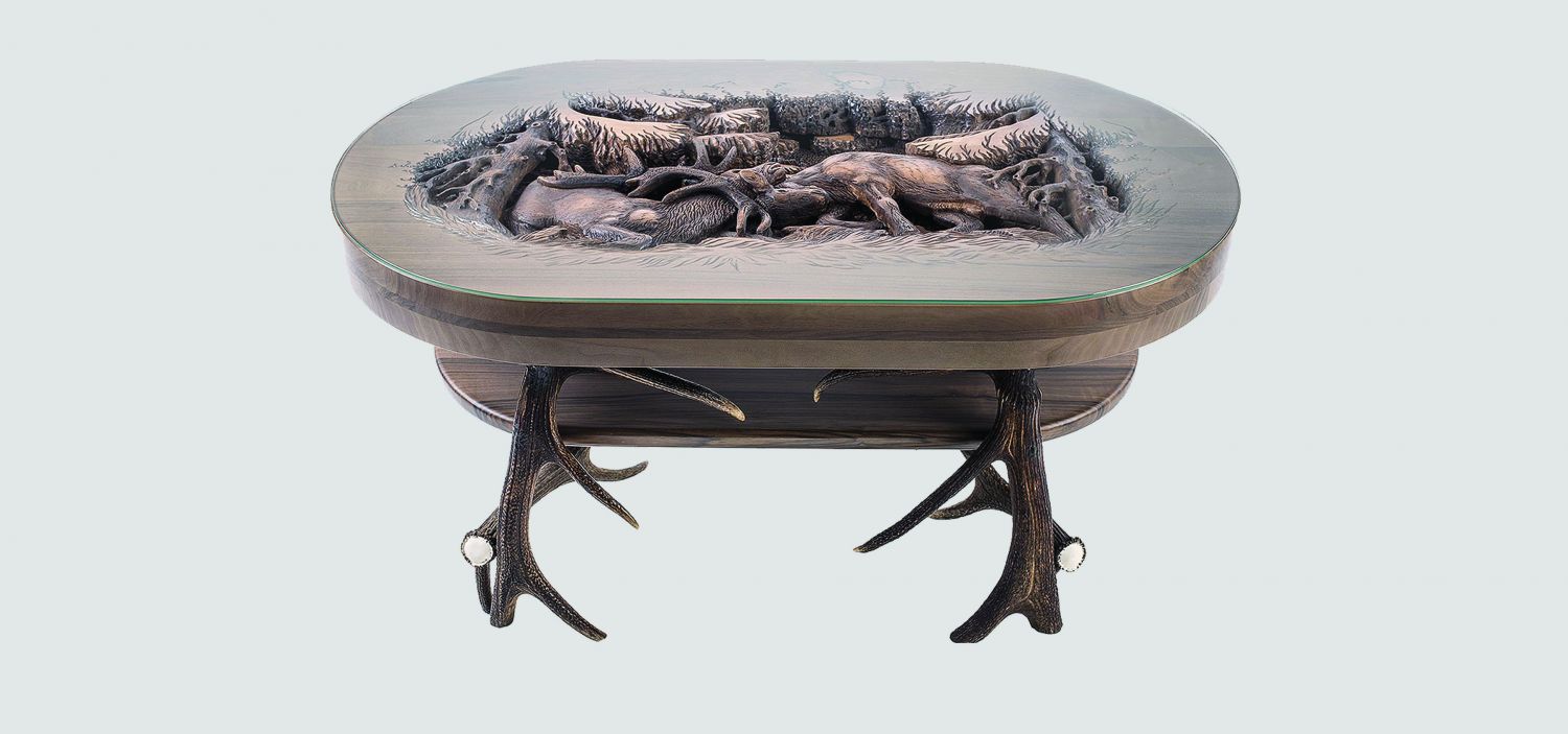 Кофейный столик с глубокой резбой по дереву с ножками из рогов