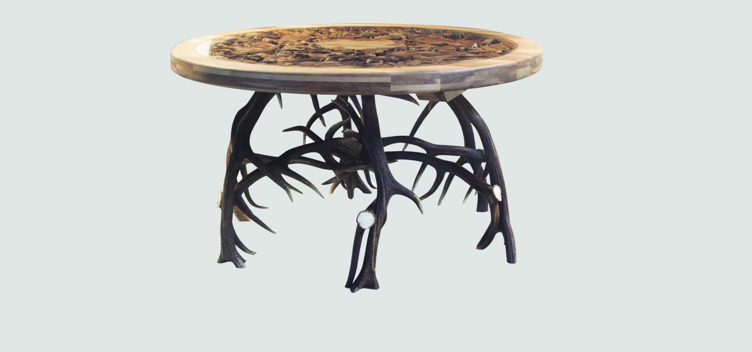 Круглы стол диаметром 144 см с глубокой резьбой по дереву